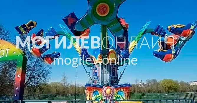 Сегодня в Могилеве открыл сезон парк аттракционов. Посмотрите на новый классный аттракцион — «Биоробот»