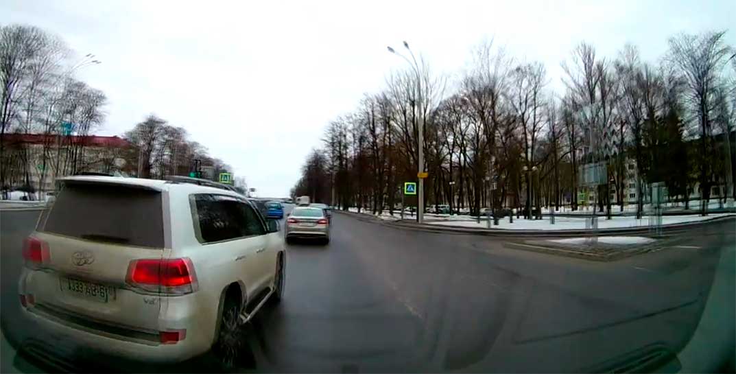 В Могилеве водитель создал аварийную обстановку, а когда ему посигналили — включил режим «учителя» и чуть не спровоцировал ДТП еще раз