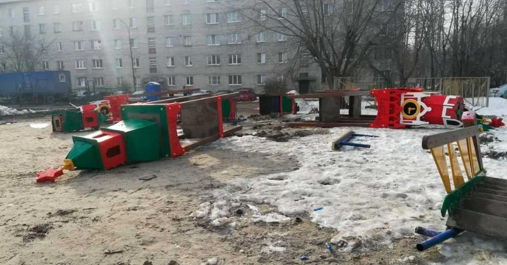 На «Спутнике» разнесли совсем новую детскую площадку