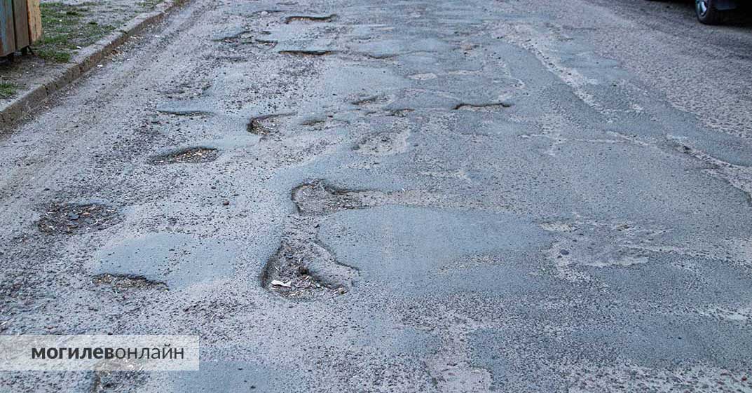 На проспекте Димитрова и улице Королева вовсю идет ремонт дорожного полотна. Это здорово, но снимать полотно прекратили там… где начинаются самые ямы