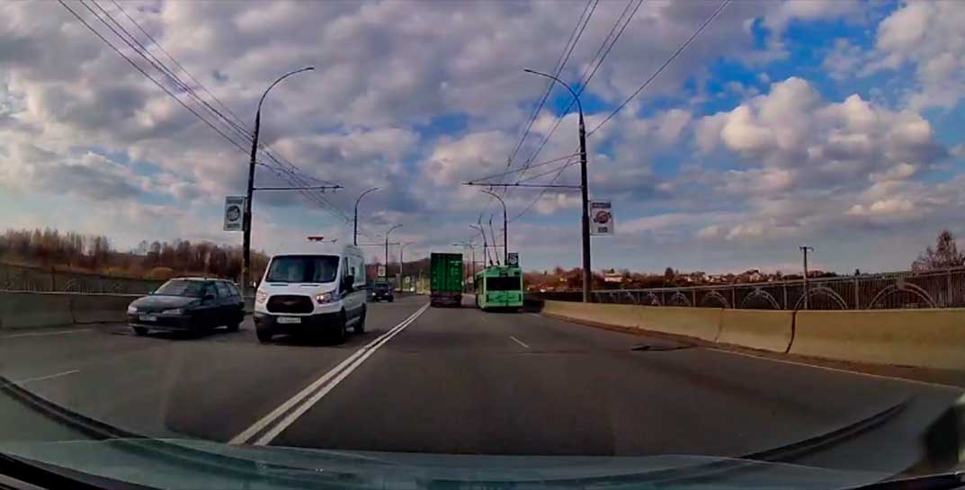 Через две сплошные, по встречке и чуть не сбросила троллейбус с моста 😱 Посмотрите, как в Могилеве фура объезжала пробку
