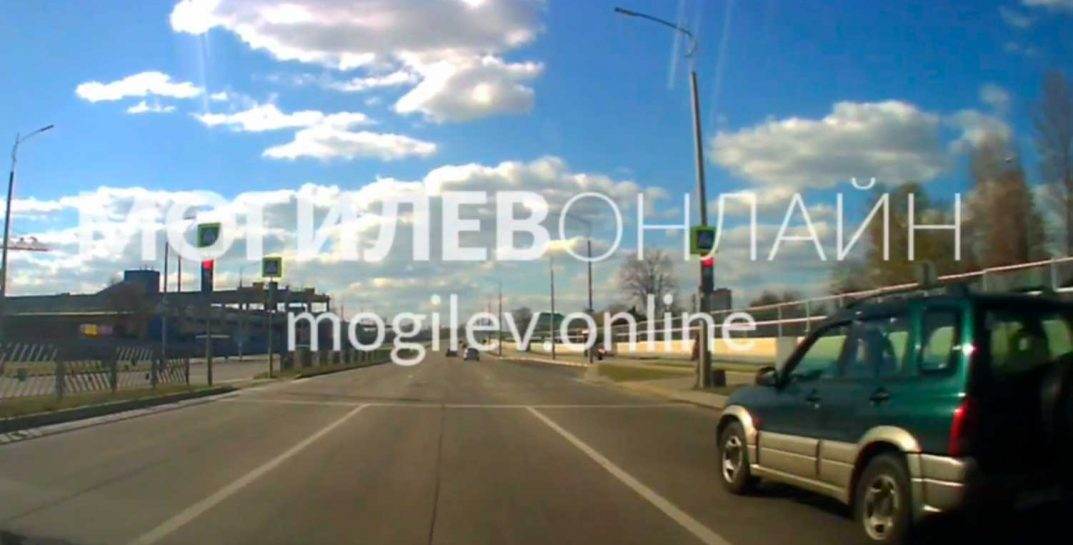 Вождение по-могилевски: посмотрите, как легковушка проезжает на «чистый красный» прямо перед носом у пешехода. Тому оставалось только посмотреть вслед