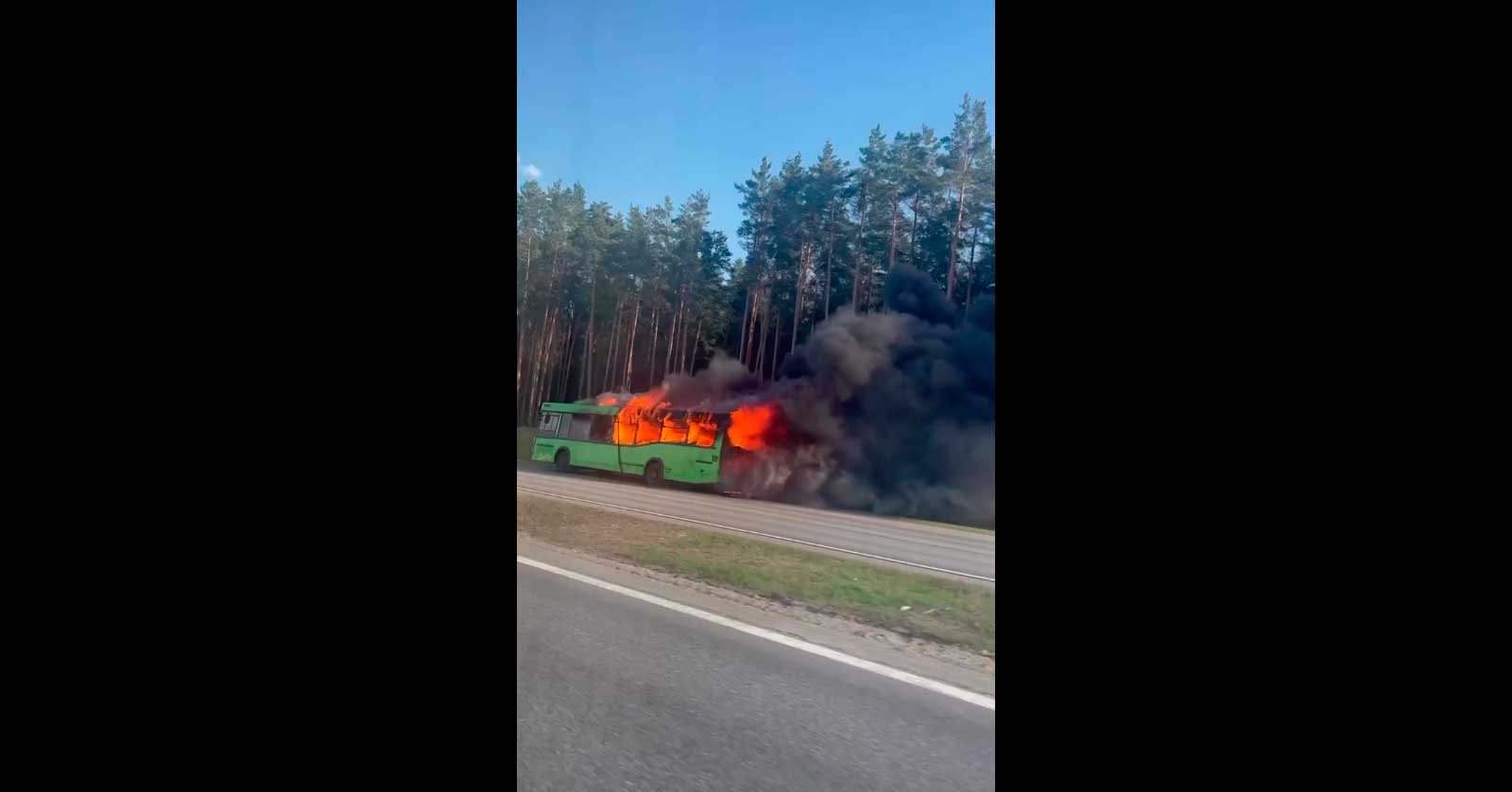 Жесть. Вчера на трассе Могилев-Минск сгорел пассажирский автобус