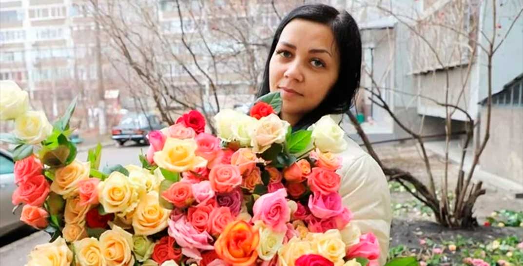 Россиянин потратил 300 000 рублей, чтобы завалить двор 3001 розой ради прощения жены