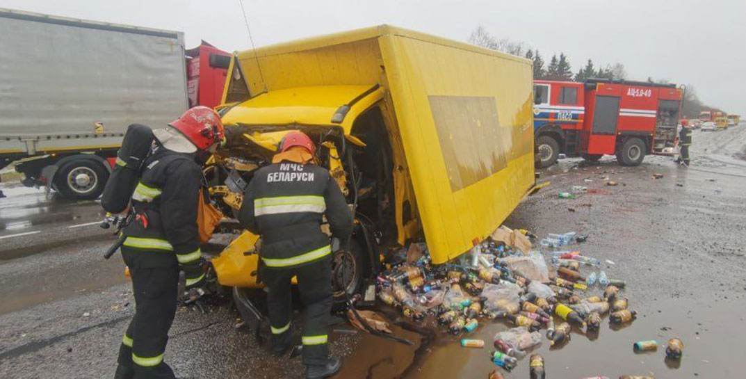 Два грузовика столкнулись вчера утром в Могилевском районе. Один из них перевозил пластиковые бутылки, которые рассыпались по трассе