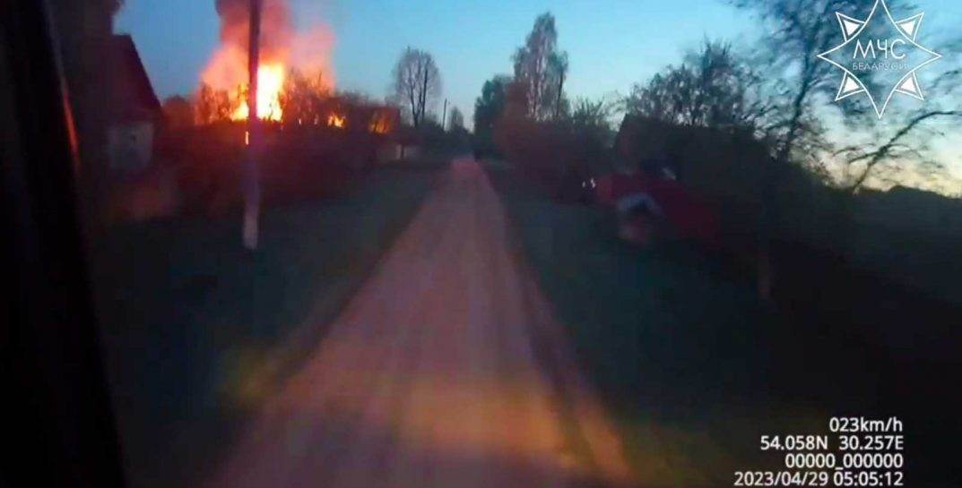 МЧС показало фото и видео страшного пожара в Шкловском районе, на котором погиб пенсионер