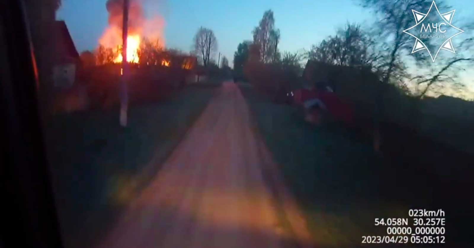 МЧС показало фото и видео страшного пожара в Шкловском районе, на котором погиб пенсионер