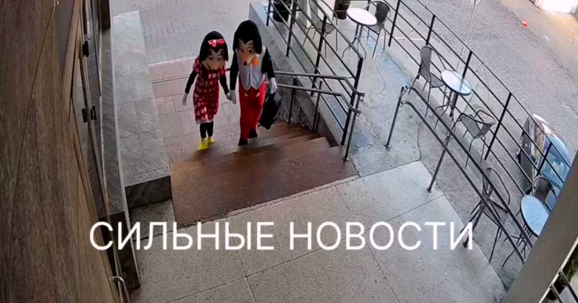 Рано утром Микки-Маусы ворвались в заведение в Гомеле и выпивали на террасе. Что это было?