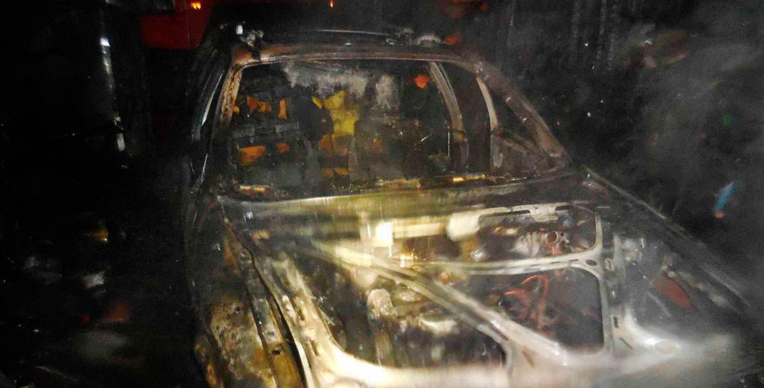 В Бобруйском районе пенсионер пытался спасти машину от огня и сам пострадал