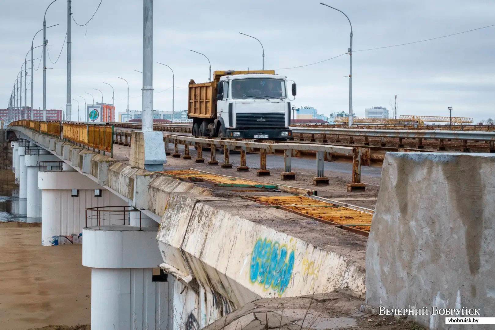 Целая секция ограждения на ФанДоКовском мосту в Бобруйске оказалась на земле