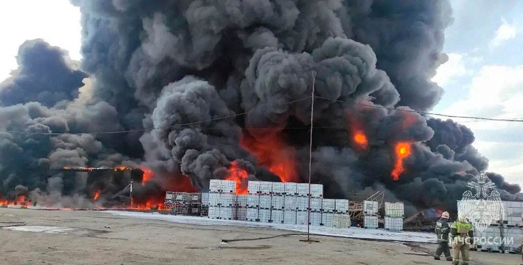 Крупный пожар на предприятии в российском Дзержинске — горят склады с химикатами