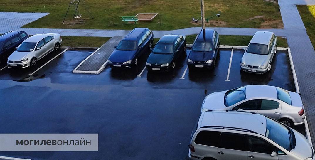 Выпившие приятели из Могилева устали ходить пешком и взломали чужую машину. Правда, никуда не уехали, а ответить за попытку угона придется