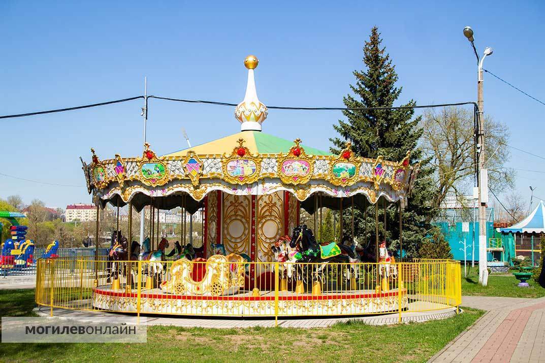 Карусели в Могилевском парке