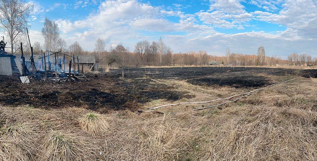 Хотел навести порядок на участке, а устроил пожар — в Хотимском районе пожилой мужчина сжег не только мусор, но и поджег соседский дом