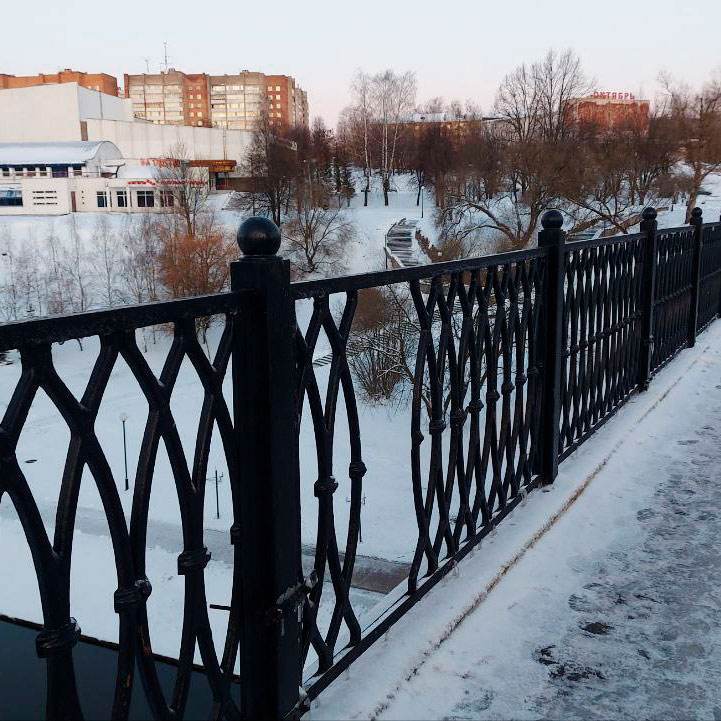 Могилевские коммунальщики отремонтировали ограждение на мосту через реку Дубровенку... куском поликарбоната. Принимайте работу, могилевчане!