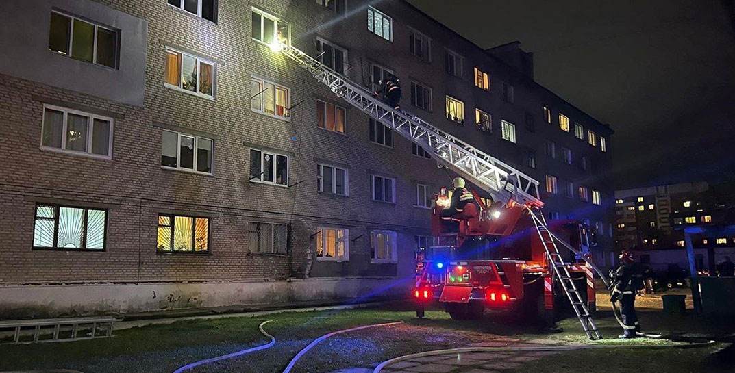 Вчера вечером в Могилеве горела квартира — работники МЧС спасли мужчину