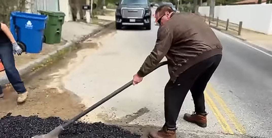 Арнольд Шварценеггер устал ждать, когда починят дорогу, и сам залатал яму