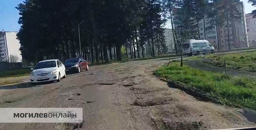 На переулке Транспортном в Могилеве транспорту приходится нелегко — посмотрите, какие «дыры» на этой дороге