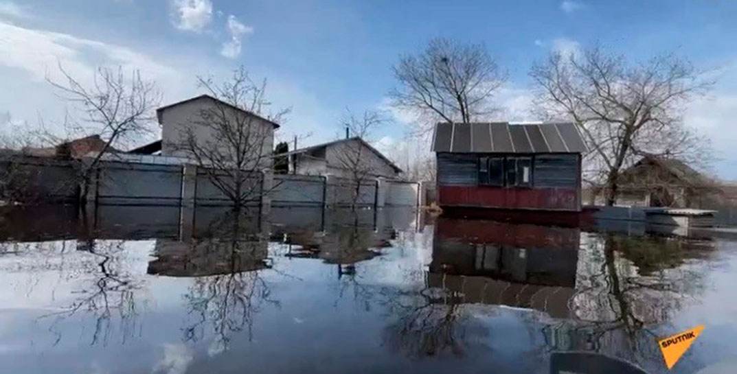 В Гомеле по разлитой реке продолжают путешествовать дома — на этот раз соседский дом приплыл на огород к пенсионерке
