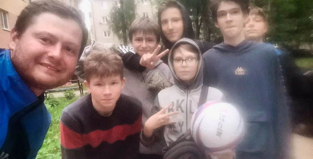«Ехал домой с тренировки и увидел, как мальчишки во дворе играют с воображаемым мячом» — история доброты от могилевчанина Евгения Горевого