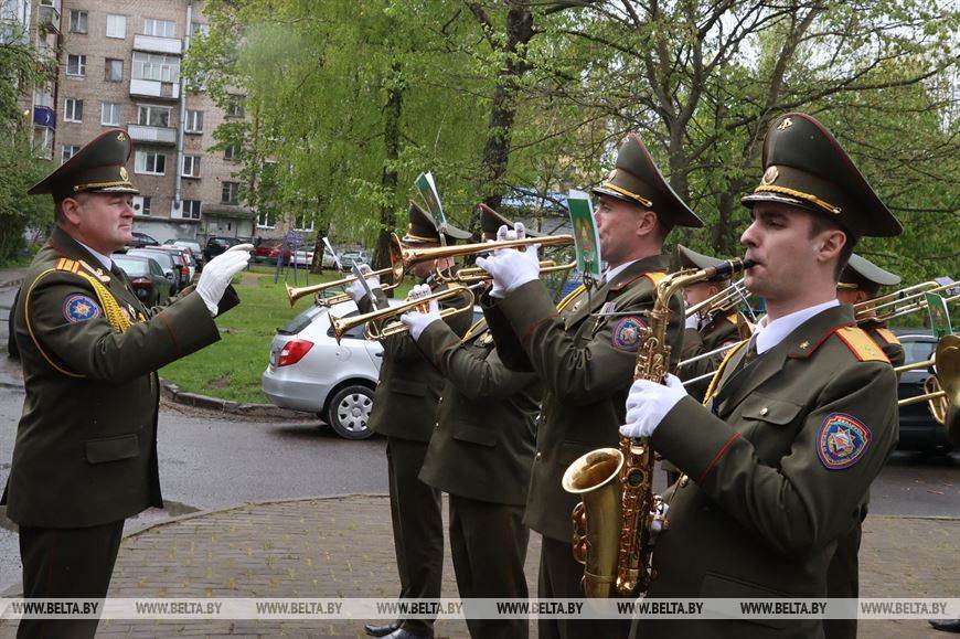 В Могилеве провели парад во дворе у ветеранов