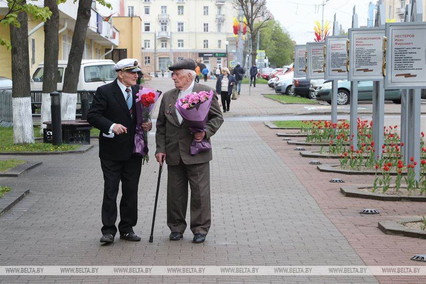 Парад во дворе у ветеранов