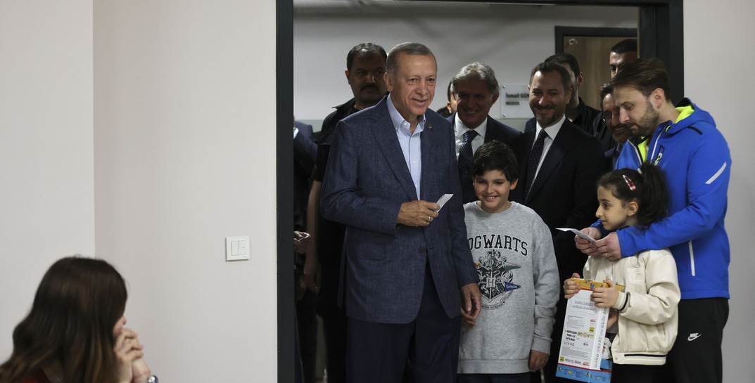 Президент Турции на избирательном участке раздал деньги детям в честь Дня матери