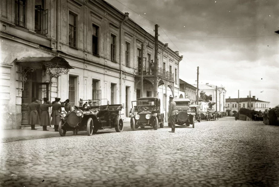 Круглая брусчатка на Дворянской улице перед гостиницей «Бристоль», где во время пребывания в городе Ставки Верховного главнокомандующего жили представители союзных государств. 1916 год