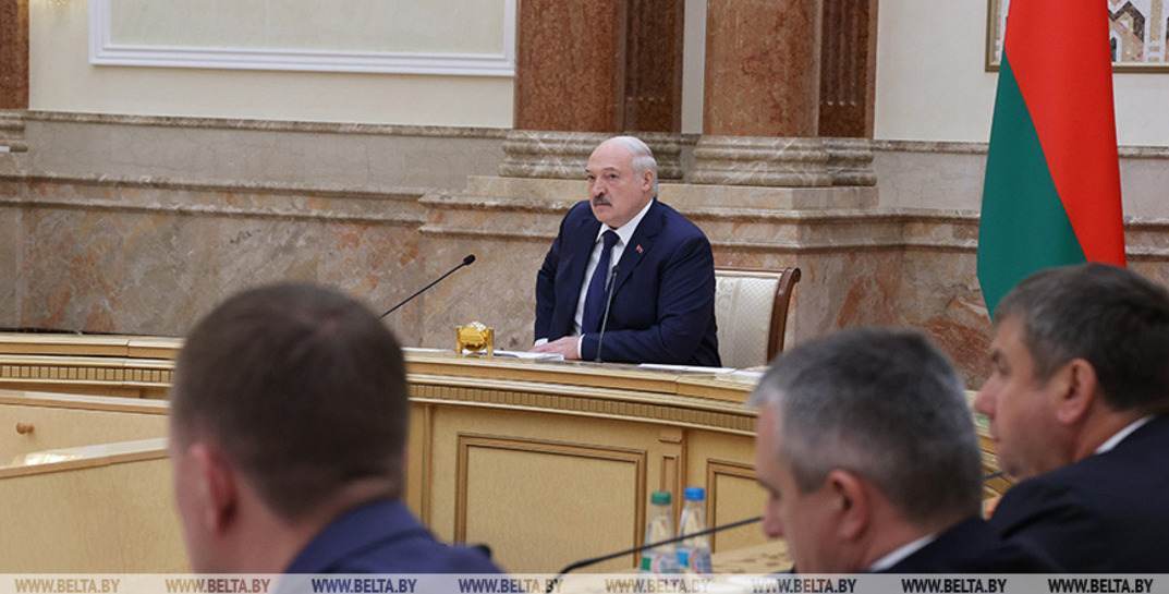 «Это же белая кость — врачи. Разве их можно критиковать? Нет!» Лукашенко устроил разнос губернаторам за работу в сфере здравоохранения
