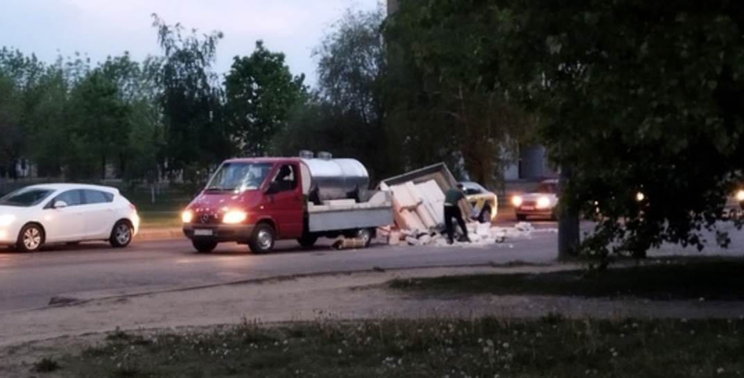 На Дмитрова в Могилеве опрокинулся прицеп