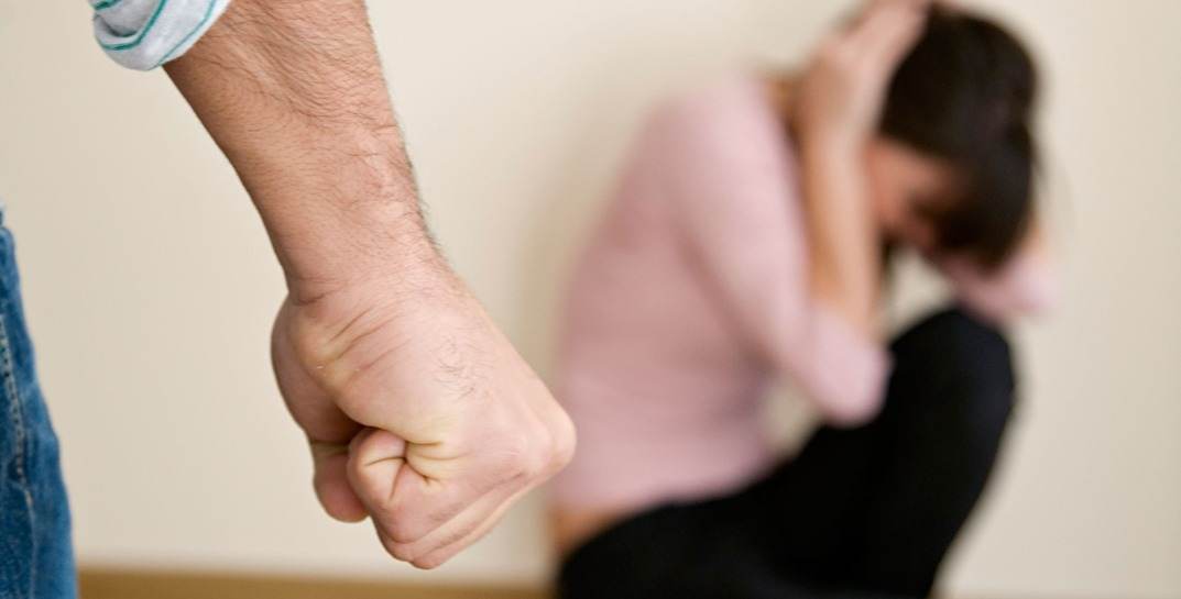 В Хотимском районе мужчина избивал жену, когда досталось и сыну — женщина обратилась за помощью