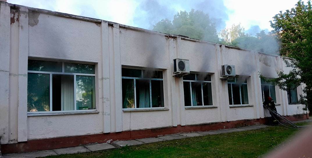 Эвакуированы 90 человек, среди которых 30 детей: в Могилеве горел швейный цех, пристроенный к общежитию