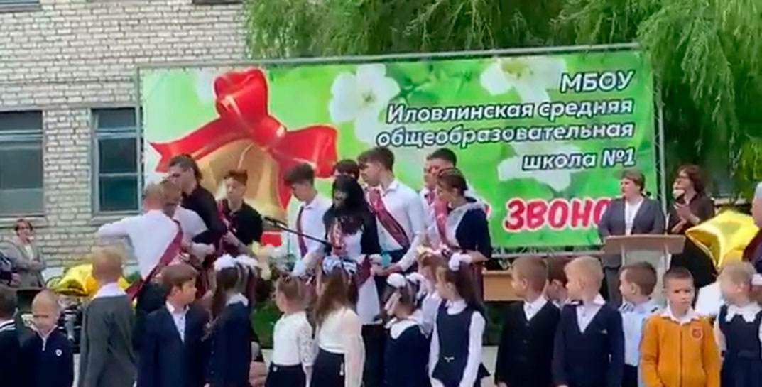 В Волгоградской области школьник попытался перерезать горло однокласснице прямо во время линейки в честь последнего звонка — теперь его ждет психиатрическая экспертиза
