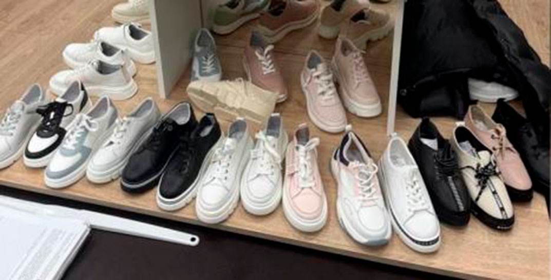Тысячи пар женской обуви без документов обнаружены на прилавках Могилева. Продавец заплатит штраф в сотни тысяч рублей