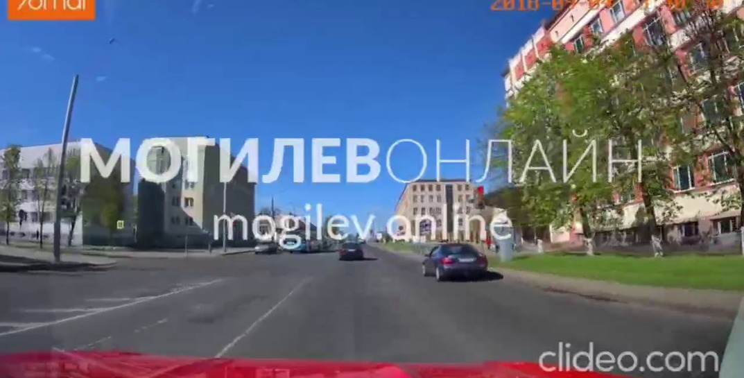 И снова рубрика «вождение по-могилевски». Посмотрите, как уверенно легковушка едет на «красный» в центре Могилева