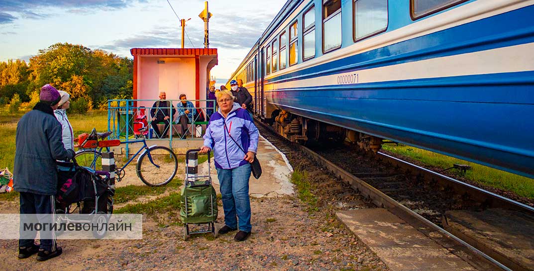 50 скидка на поезда школьникам. Места в электричке. Железная дорога Белоруссии. Белорусские поезда. Школьники в поезде.