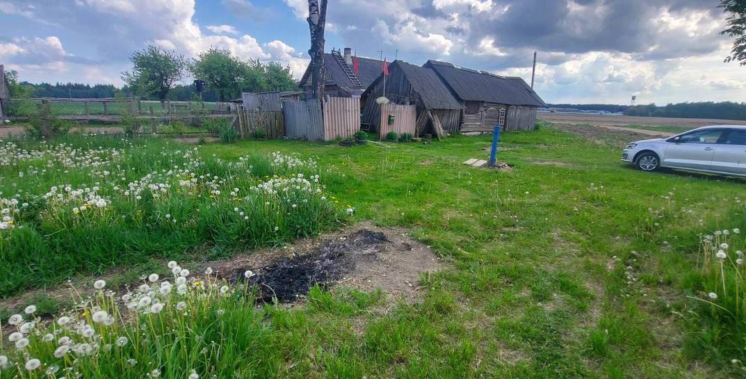 В Шкловском районе пенсионерка сжигала мусор во дворе и загорелась сама