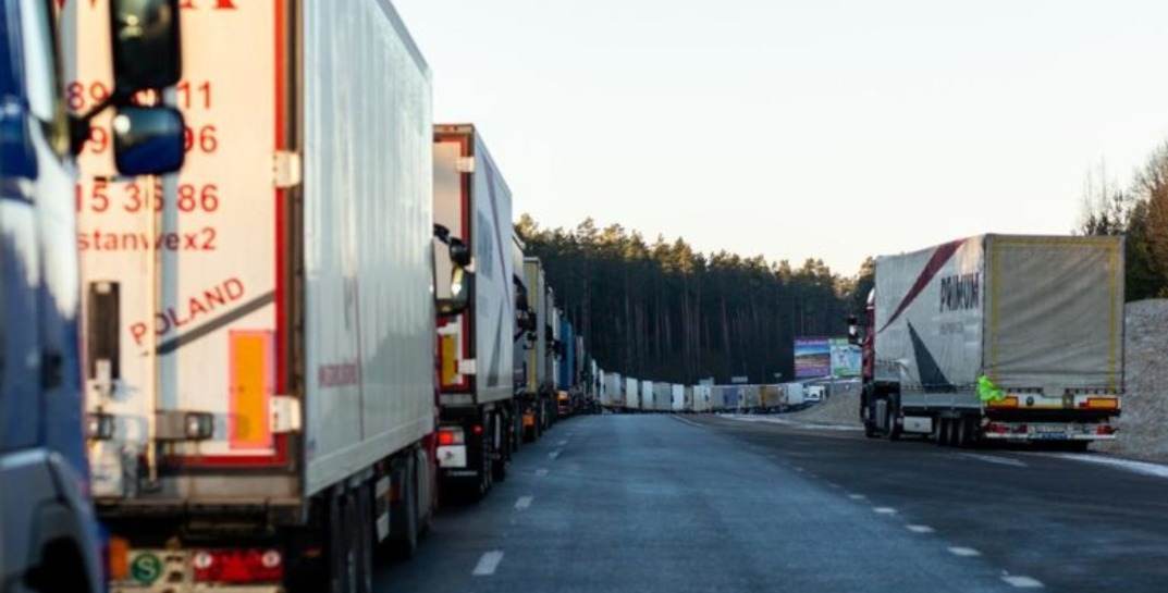 Польша с 1 июня полностью закроет границу для грузовиков из Беларуси и России
