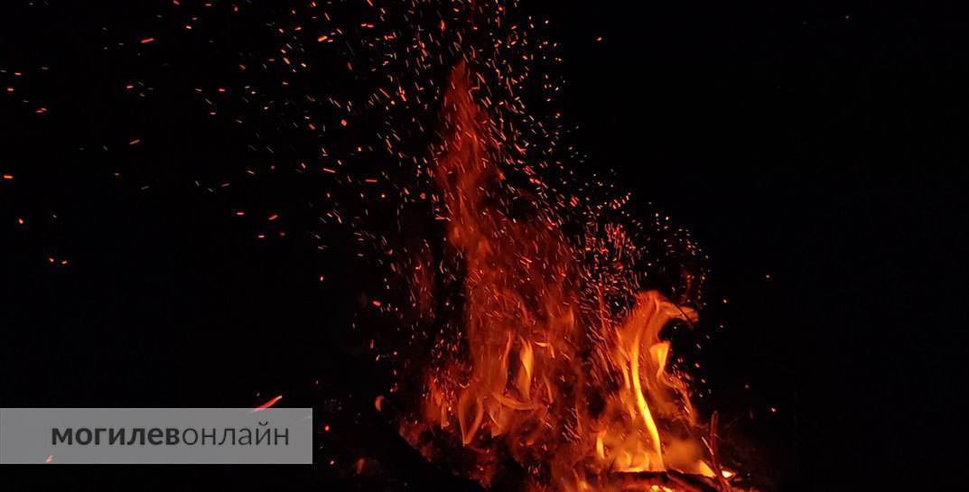 В Горецком районе из-за неосторожного курения загорелся дом — на пожаре едва не погиб пенсионер, его спасли