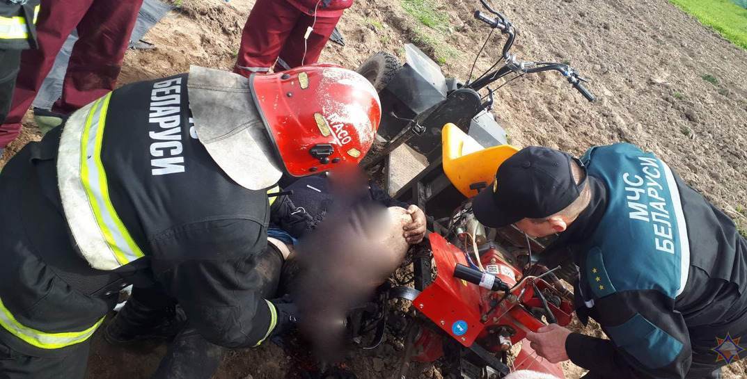 В Могилевском районе мужчину зажало в мотокультиваторе — помогали спасатели