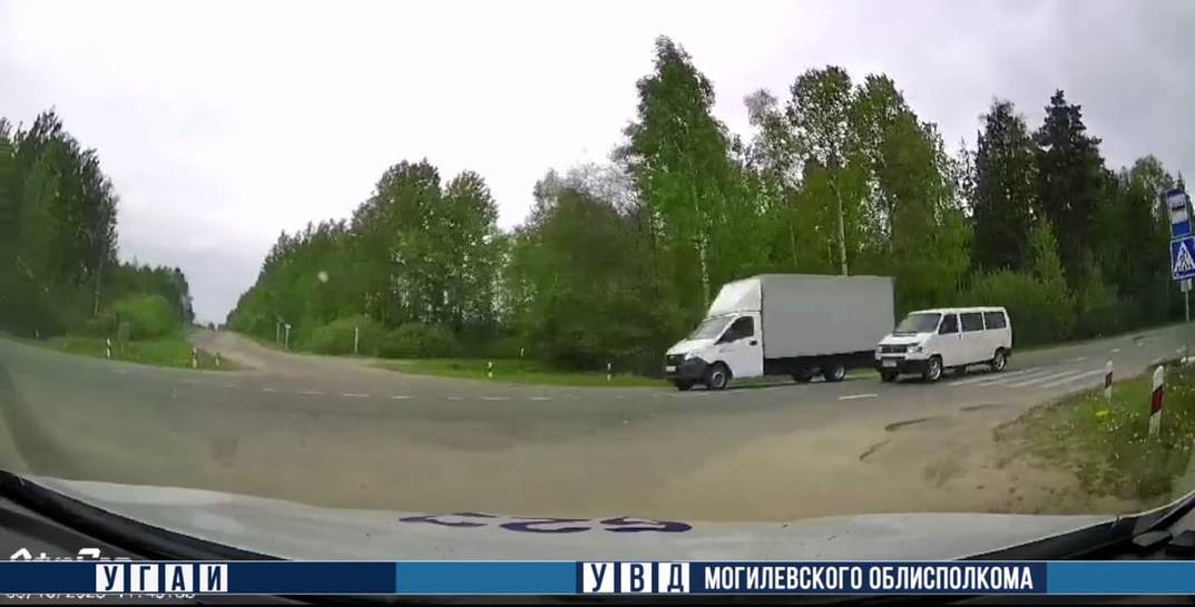 На трассе «Могилев-Бобруйск» водитель пошел на обгон перед пешеходным переходом и перекрестком. Карма не заставила себя долго ждать