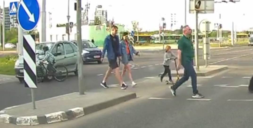 В Минске ребенок на велосипеде угодил под машину на велопереезде — момент аварии попал на видео