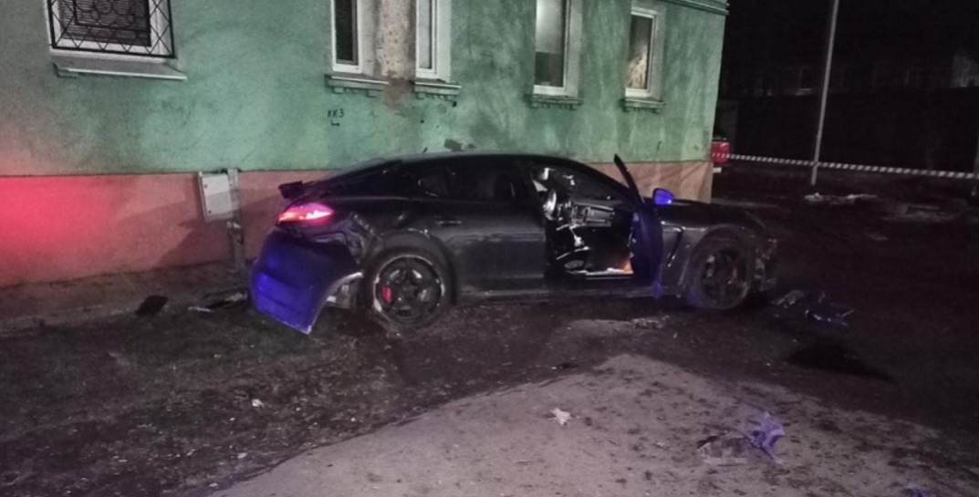 Из-за ссоры с женой выпил бутылку водки и сел за руль. Завершилось расследование резонансного ДТП в Могилеве, где пьяный водитель на Porsche насмерть сбил человека, протаранив остановку