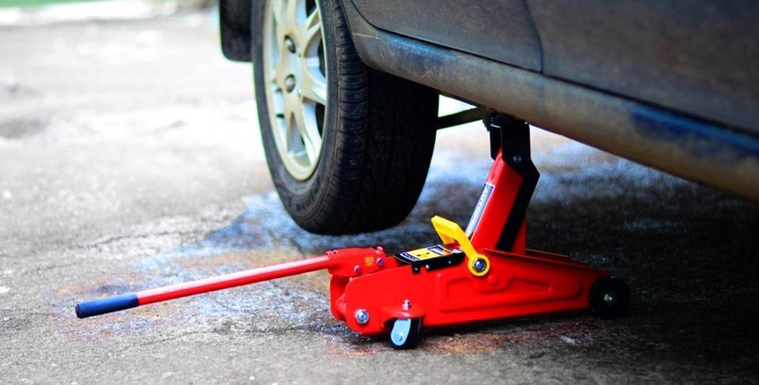 В Полоцке машина соскочила с домкрата и насмерть придавила мужчину