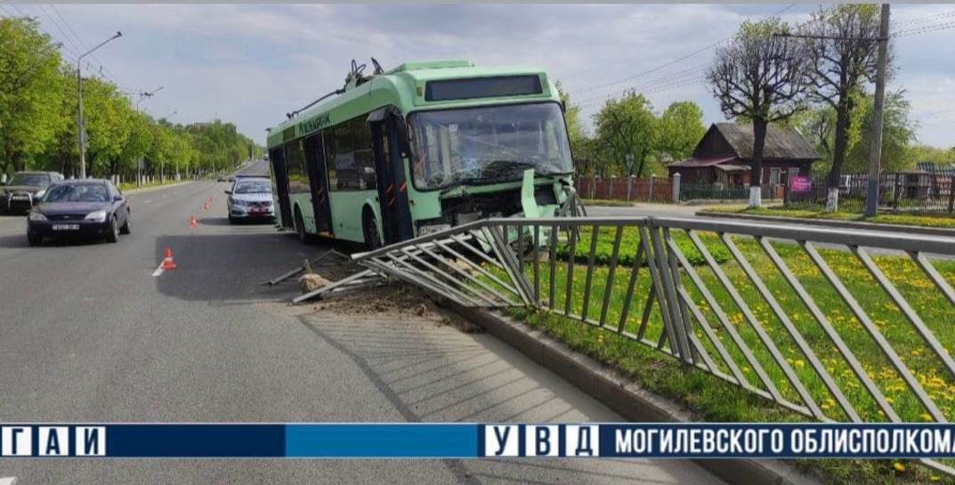 Водителю стало плохо за рулем: в Могилеве троллейбус протаранил оградительный забор