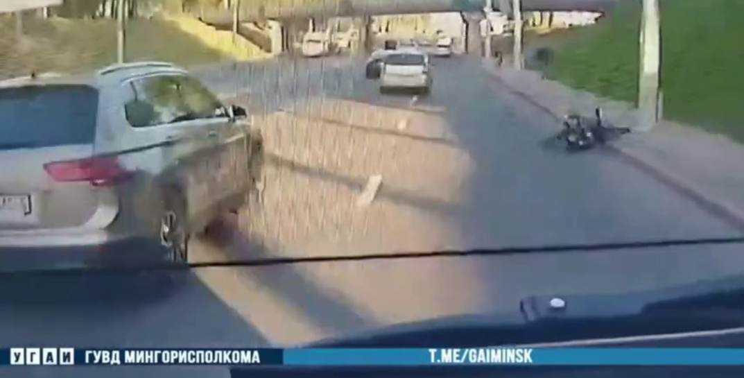 В Минске подросток на велосипеде упал с тротуара на дорогу под колеса троллейбуса — это попало на видео