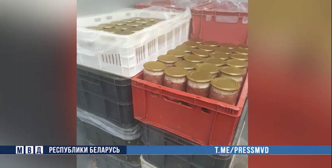 В Могилевском районе работал подпольный мясокомбинат — там нашли 16,5 тонн говядины и более тысячи банок тушенки