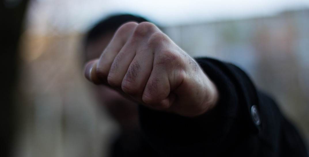 В Могилеве мужчины устроили разборки с дракой, выясняя, кто главный на районе. Угадайте, чем все закончилось