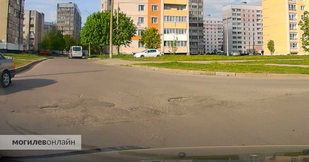 «Под похоронный марш стучащей подвески». Водители собрали подборку «лучших улиц Могилева»