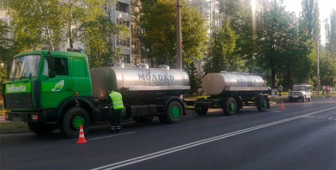 В Гомеле молоковоз проехал на красный свет и сбил велосипедистку. Жесткое видео наезда